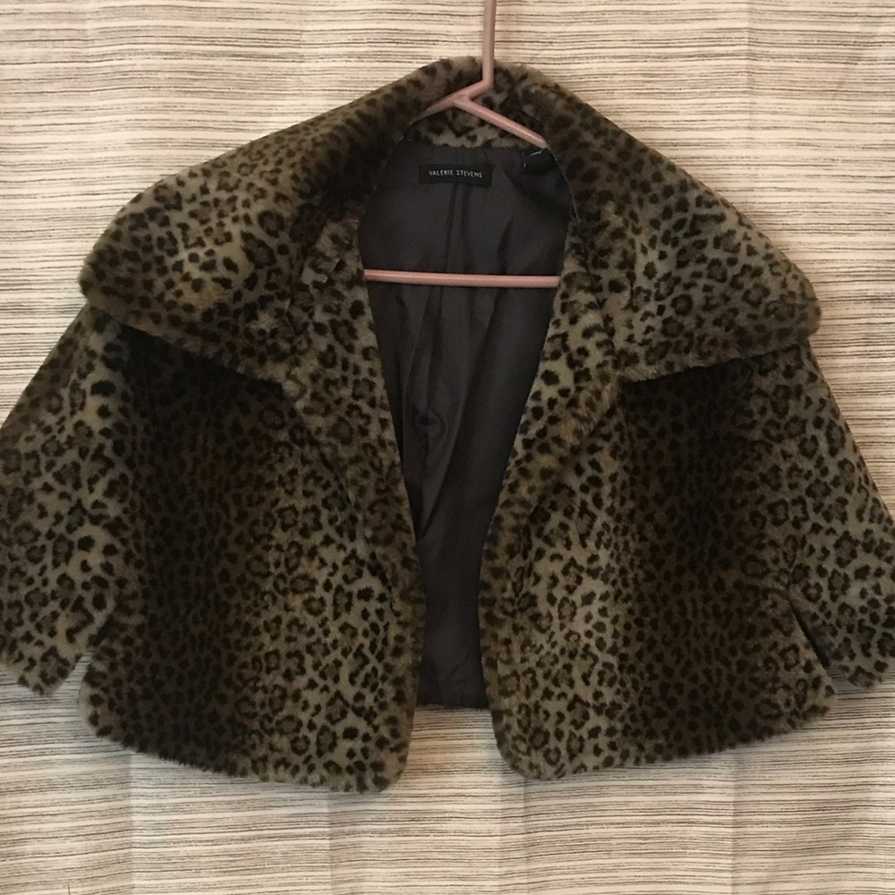 SOLD: VINTAGE fully-lined faux fur cape/shrug